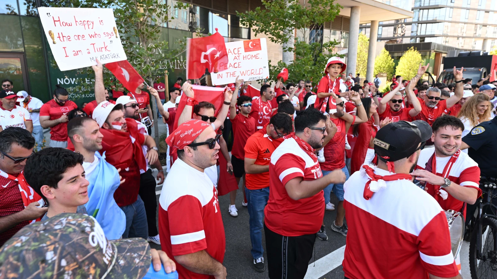 Paraguay maçı öncesi San Francisco'da Türk yürüyüşü yapıldı