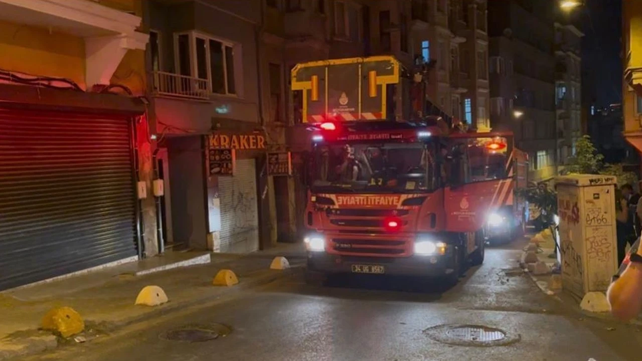 Beyoğlu'nda binada kısmi çökme: Bina sakinleri tahliye edildi