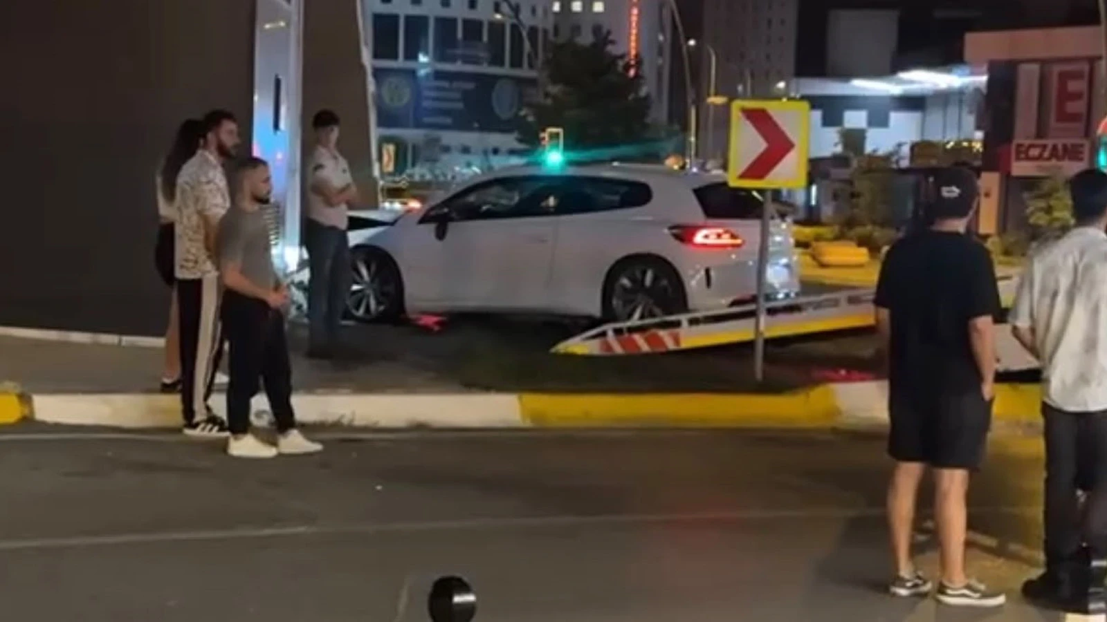 Silahlı saldırıda yaralandı, hastaneye giderken kaza yapıp hayatını kaybetti