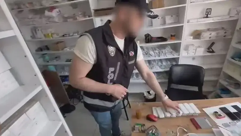 İstanbul ve Antalya'da kaçakçılık operasyonunda 9 şüpheli gözaltına alındı; binlerce cep telefonu ele geçirildi