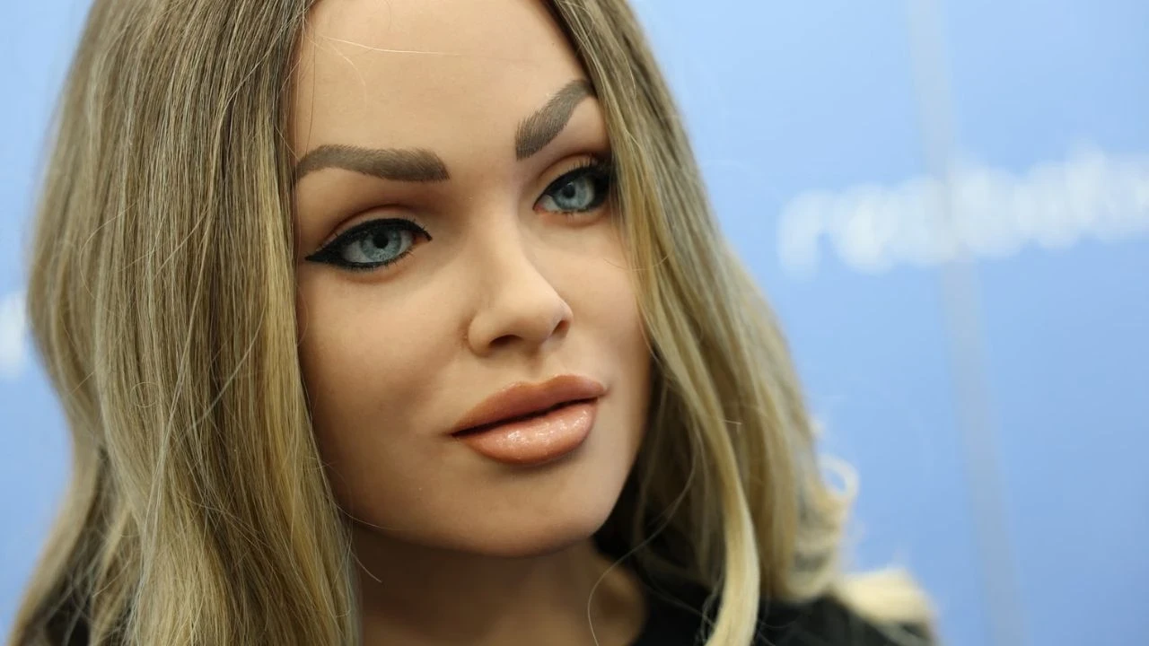 İnsansı robot öğretmen ortalığı karıştırdı: 'Yerli çocukları yine denek yaptılar'