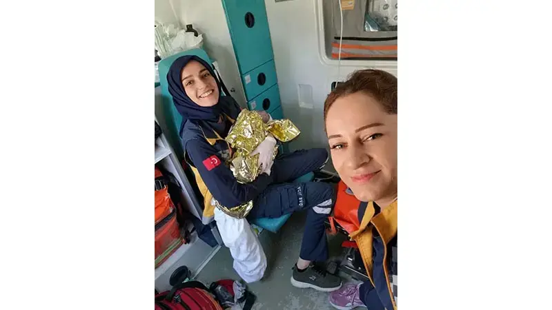 Hastaneye giderken ambulansta doğum yaptı