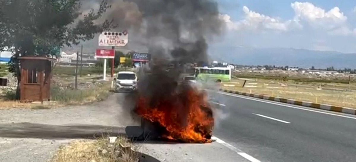 Erzincan'da otomobil küle döndü! Sürücünün sigaralı müdahalesi dikkat çekti