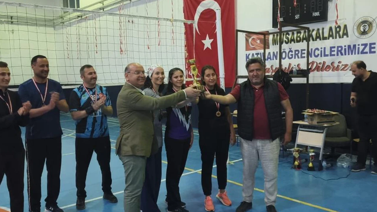 Şehit öğretmen anısına düzenlenen voleybol turnuvası sona erdi