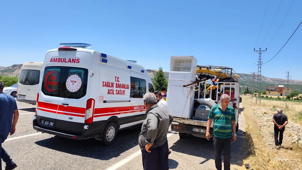 Adıyaman'da feci kaza! Kamyonet ile motosiklet çarpıştı: Bir ölü, bir ağır yaralı