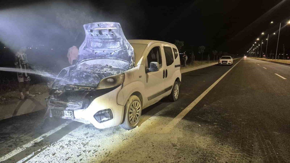 Batman'da araç yangınına vatandaş müdahalesi