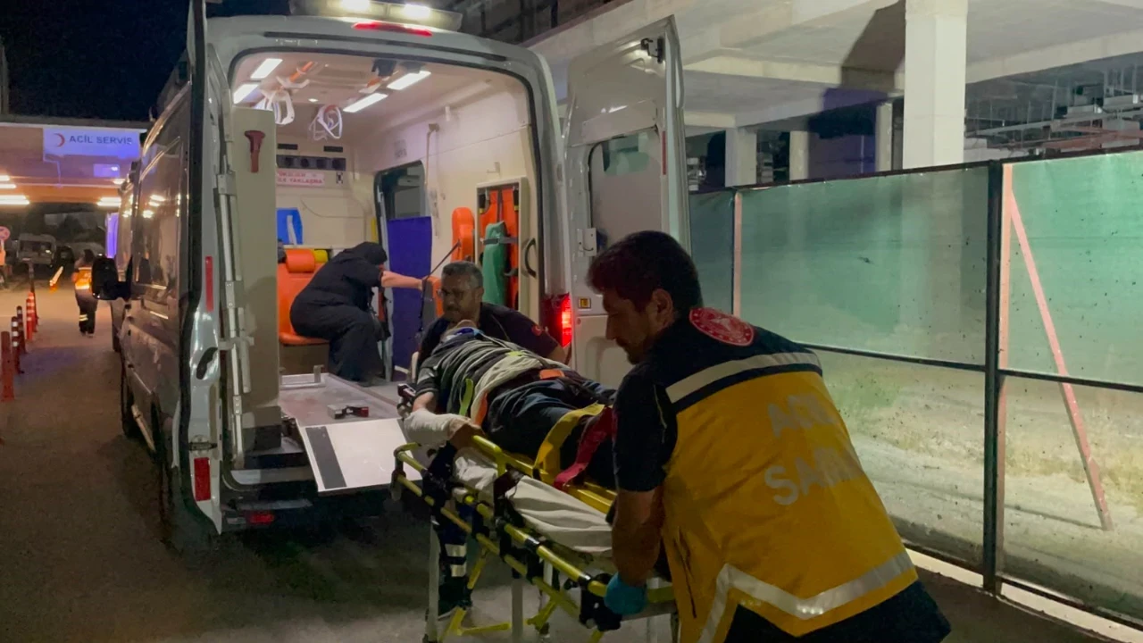 Kavşakta feci çarpışma: Savrulan otomobil üçüncü araca çarptı