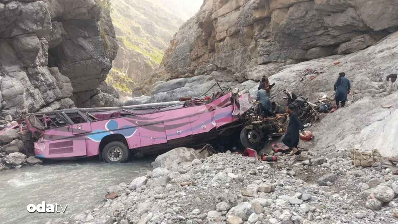 Pakistan'da otobüs uçuruma düştü: 40 ölü