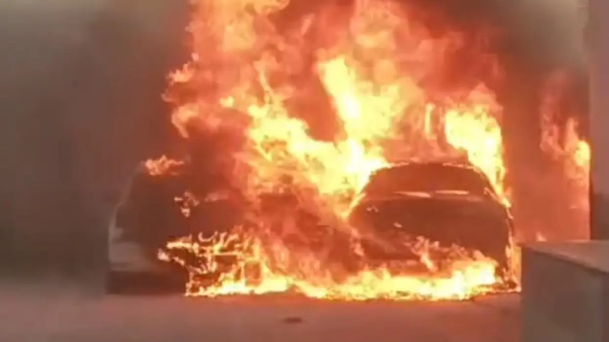 Park halindeki 3 otomobil alev topuna döndü