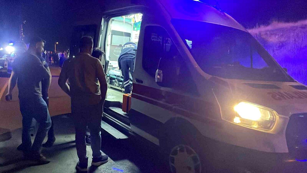 Sivas'ta 2 otomobil kafa kafaya çarpıştı: 6 yaralı