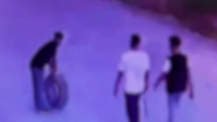 Hatay'da lastiği patlayan şüpheliler park halindeki aracın yedek lastiğini çaldı