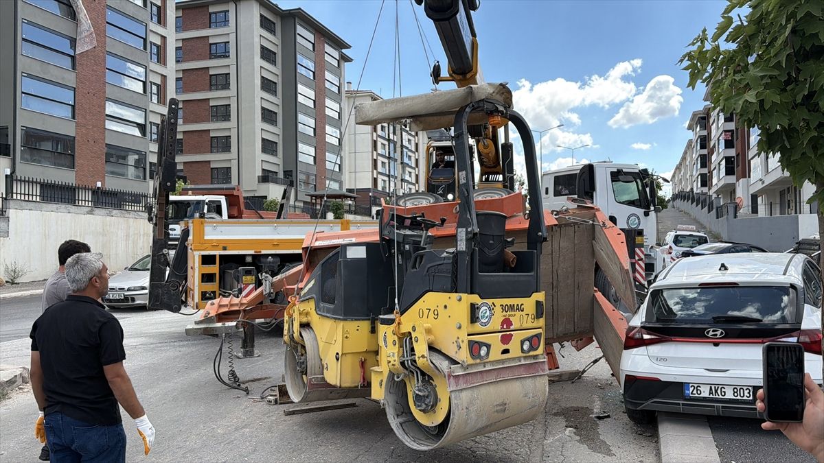 Eskişehir'de yol silindirinin otomobilin üzerine devrildiği kazada 2 kişi yaralandı