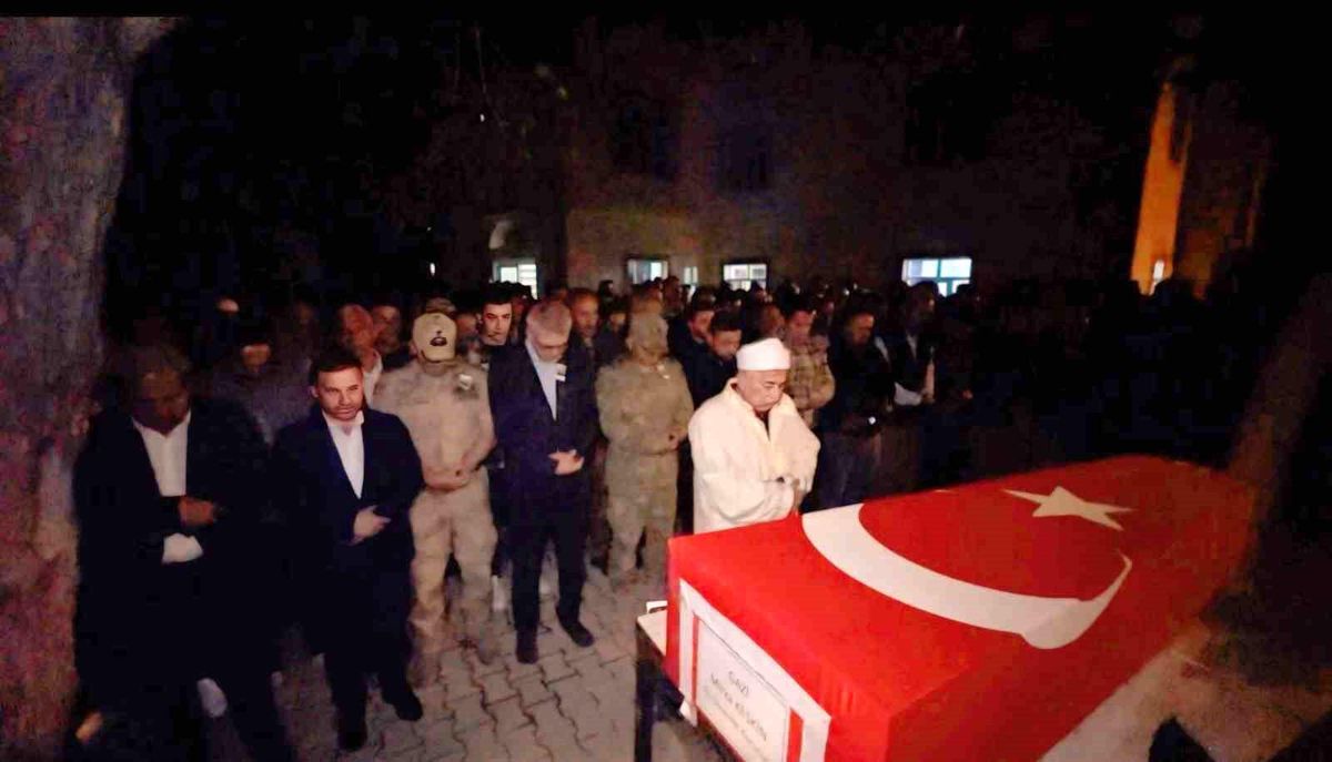 Ankara'dan getirilen gazi Mirza Keskin'in naaşı, Yüksekova'da düzenlenen törenle toprağa verildi
