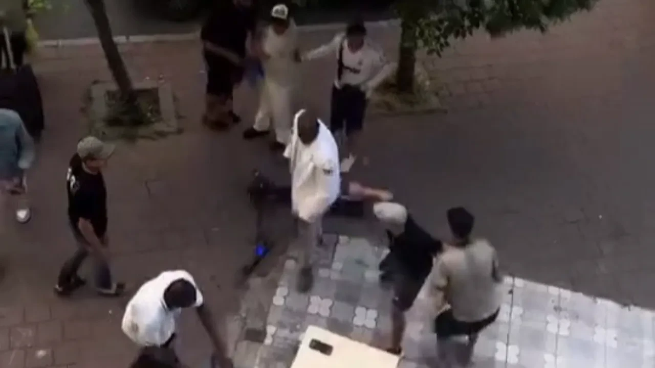 Fatih’te yabancı uyruklu şahıslar dehşet saçtı: Bıçakların çekildiği sokak kavgası kameraya böyle yansıdı!