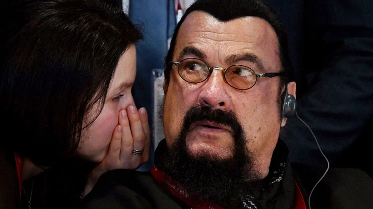 Film setlerinde taciz etmediği kimse kalmamıştı...Eski oyuncu saçını da sakalını da boyadı... Ekonomi forumunda ortaya çıktı