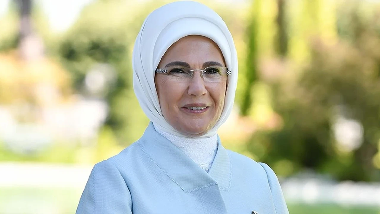 Emine Erdoğan'dan Bakan Kurum'a tebrik mesajı