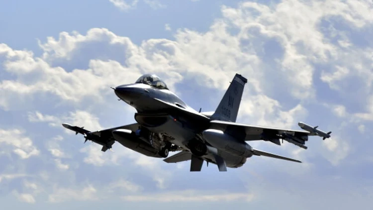 Yunan F-16'sı zorunlu iniş yaptı