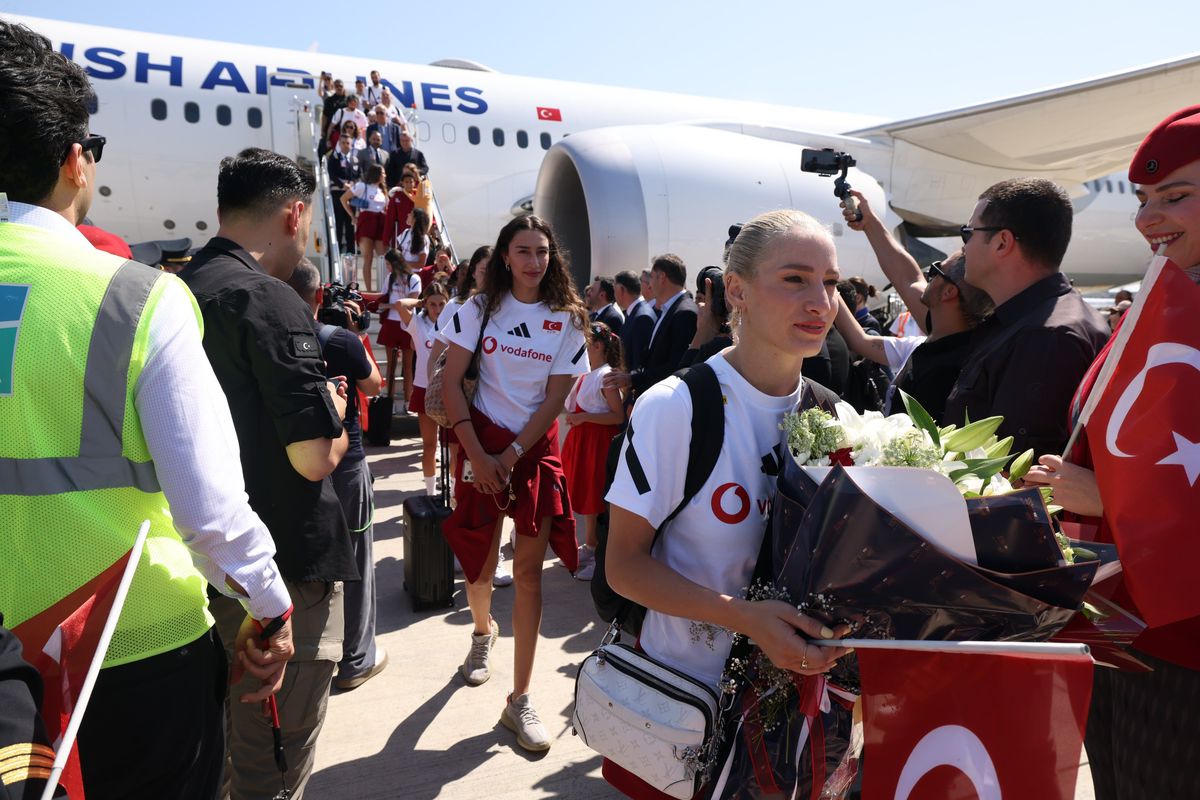 Milletler Ligi şampiyonu Filenin Sultanları yurda döndü / Metin ve görüntü eklendi