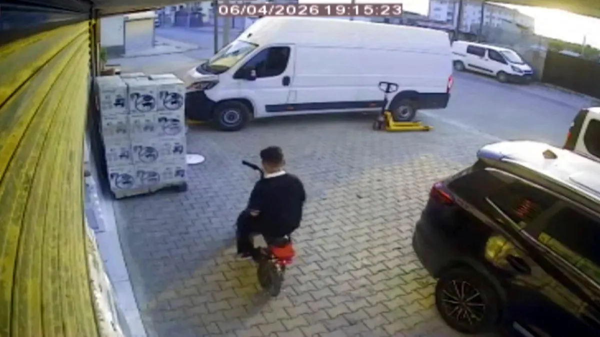 Otomobil, elektrikli motosiklete çarptı; 13 yaşındaki çocuk ağır yaralandı