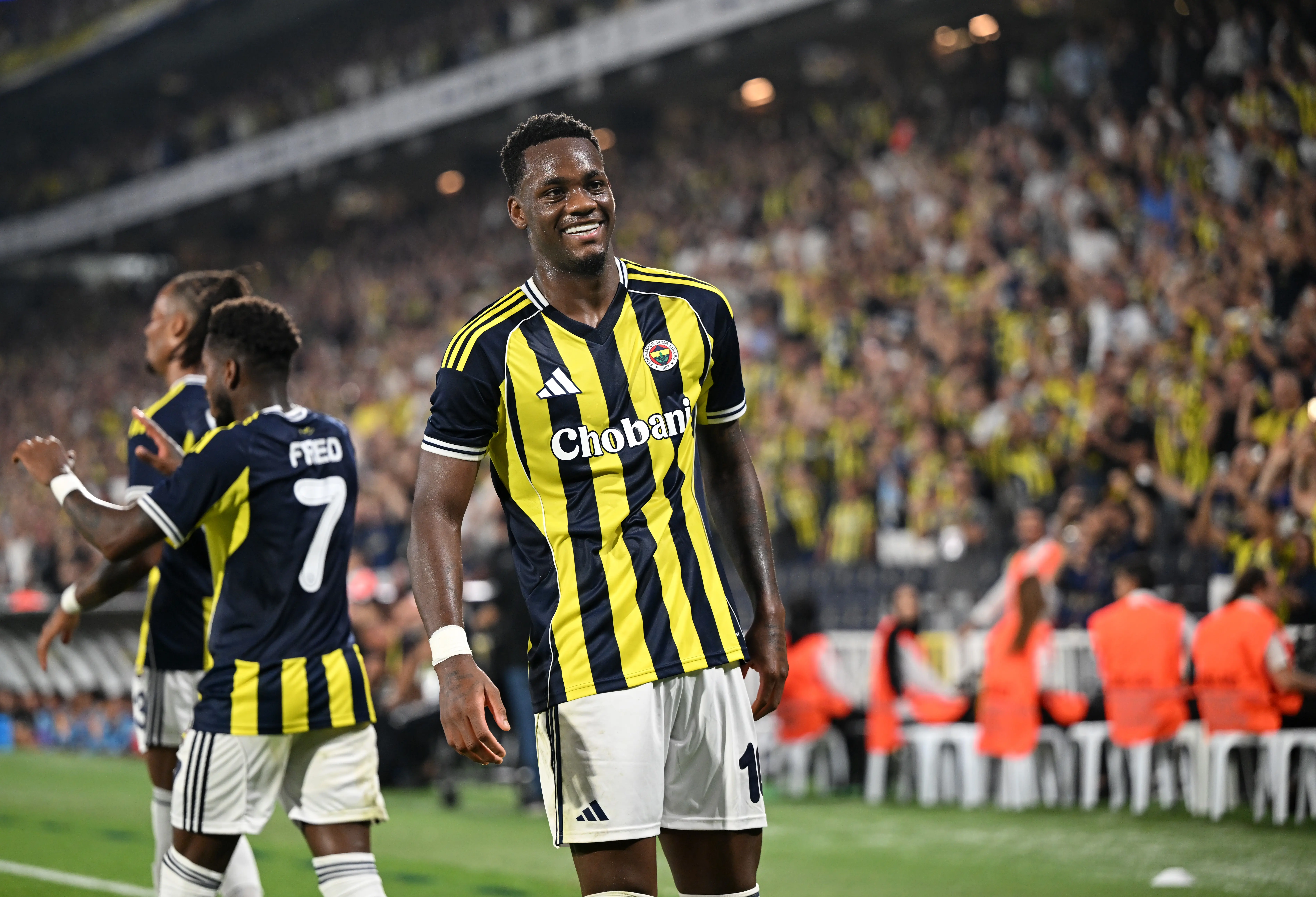 Galatasaray ile anılıyordu! Jhon Duran resmen imzayı attı
