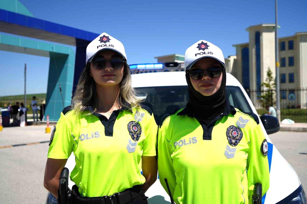 Bayburt'ta yanlış sınav merkezine gelen öğrencinin yardımına kadın polisler yetişti
