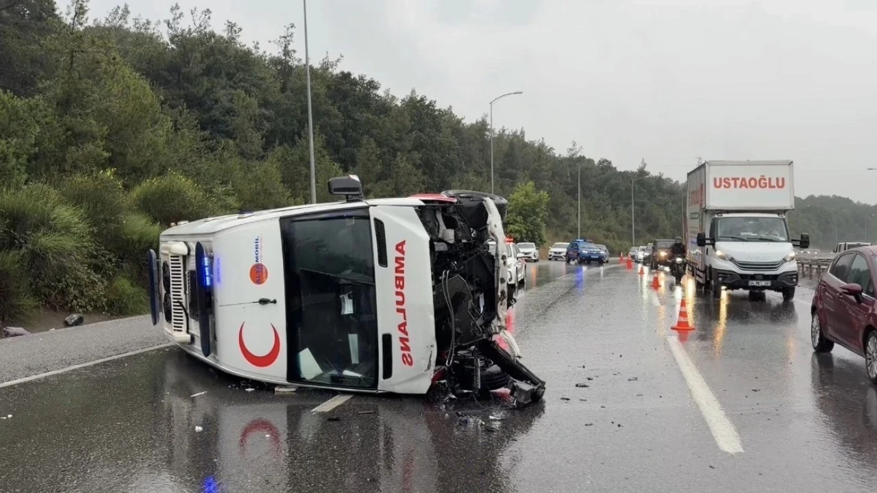 Çekmeköy’de ambulans bariyerlere çarparak devrildi