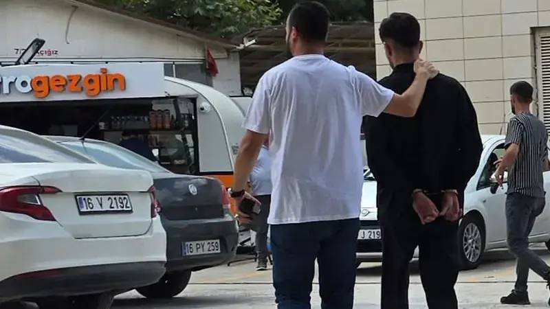 Polisin 50 kilometre takip ettiği otomobilden 20 bin sentetik ecza ele geçirildi: 1 gözaltı