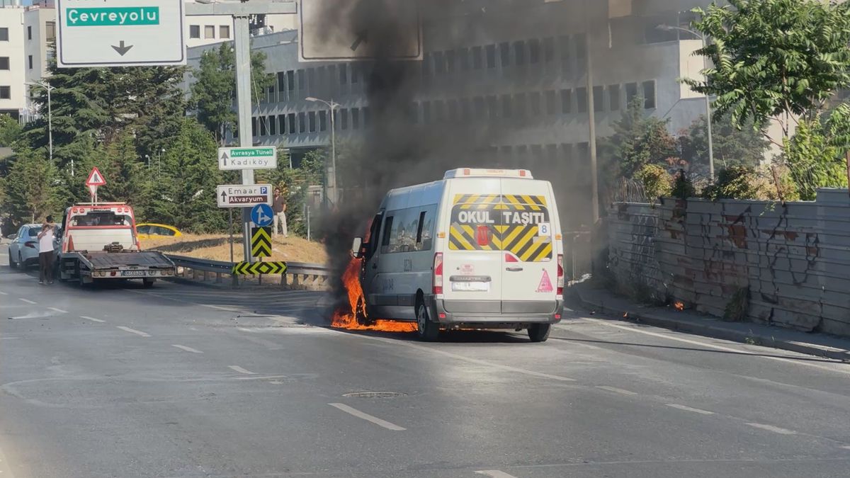 Üsküdar'da seyir halindeki servis minibüsü alev alev yandı