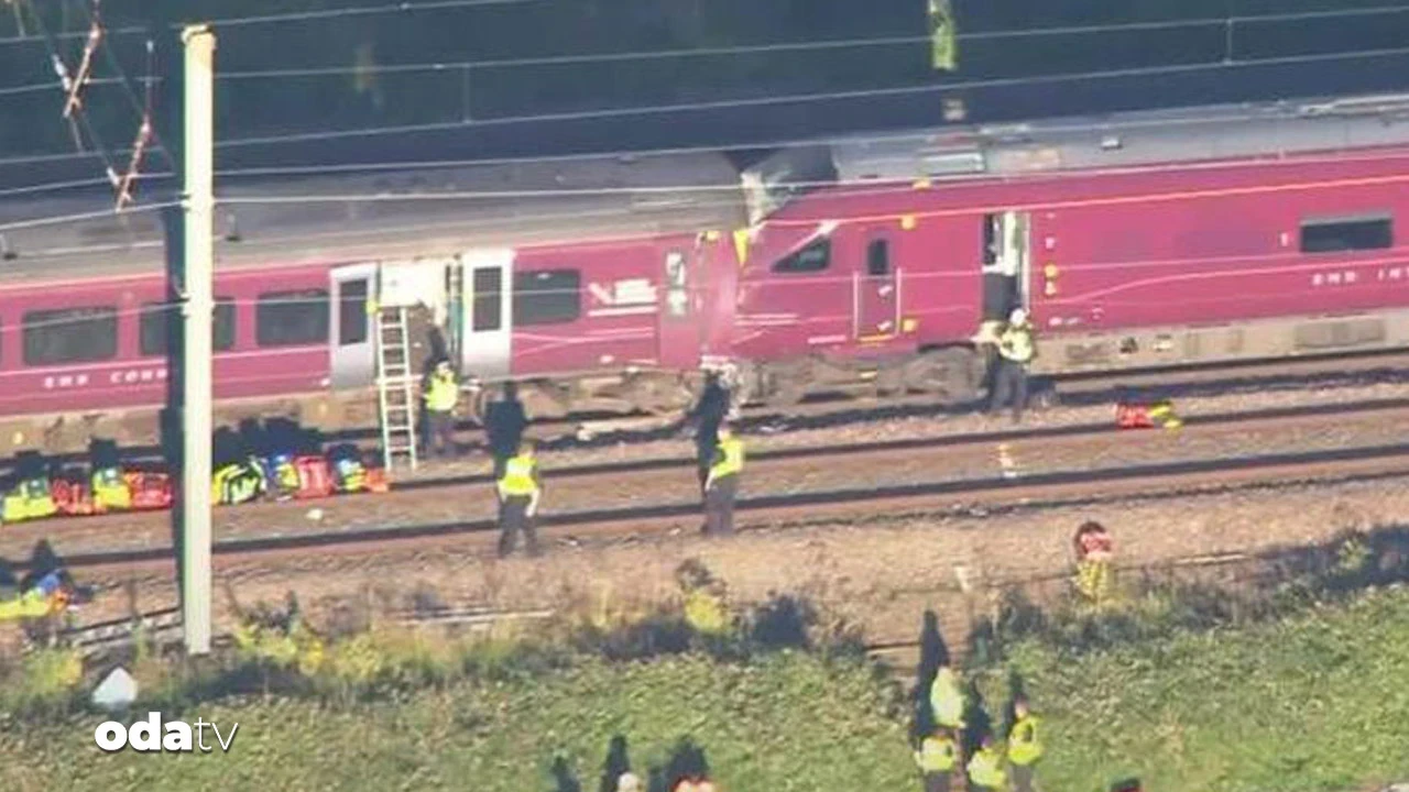 İki yolcu treni çarpıştı