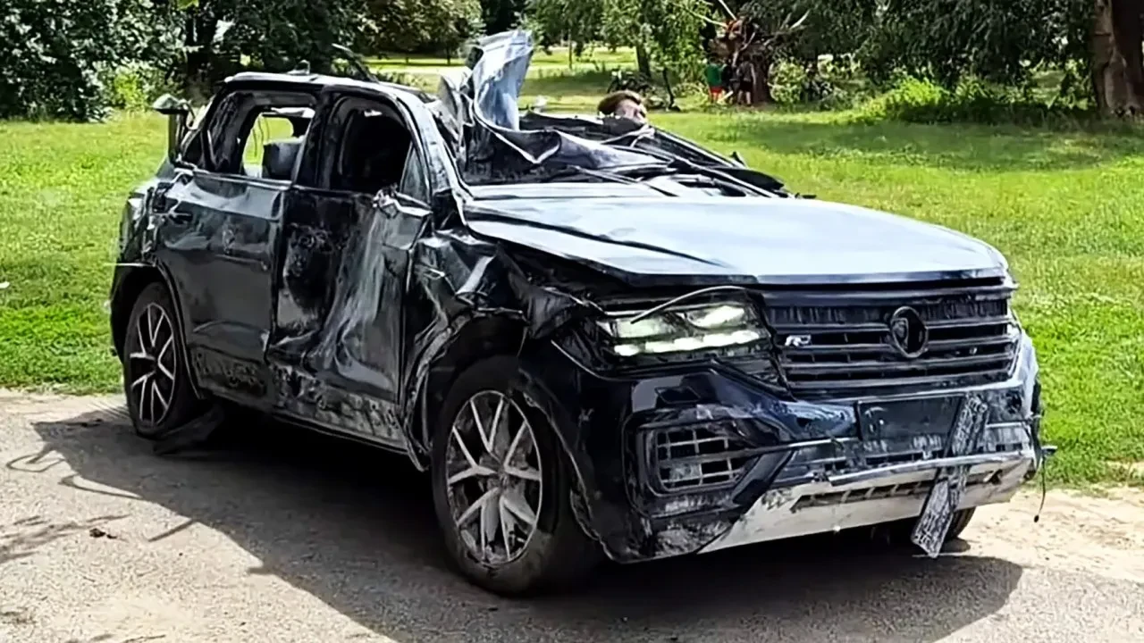 Füze patlamasından çıkan Volkswagen arabanın son hali şaşırttı!