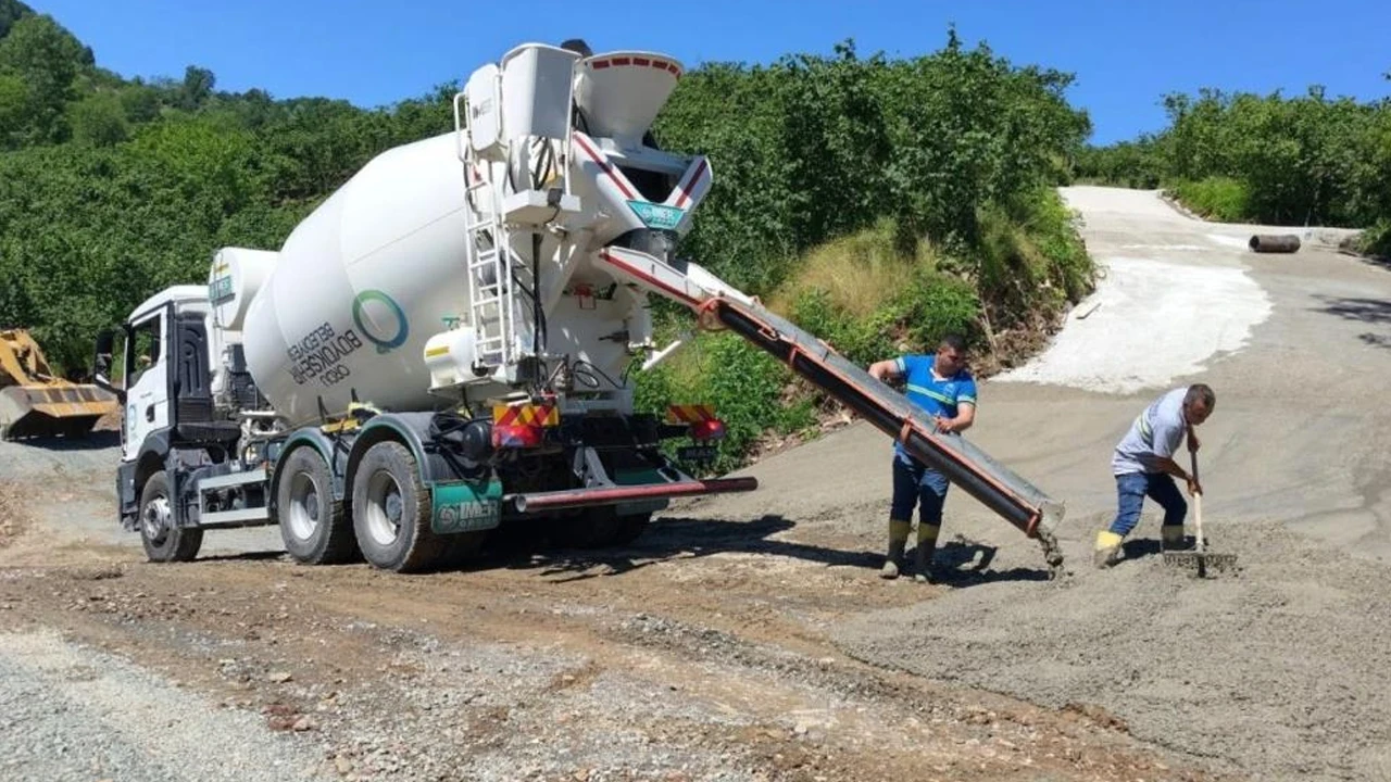 Ordu Büyükşehir Belediyesi heyelan sonrası açılan alternatif güzergahı beton yol yaptı