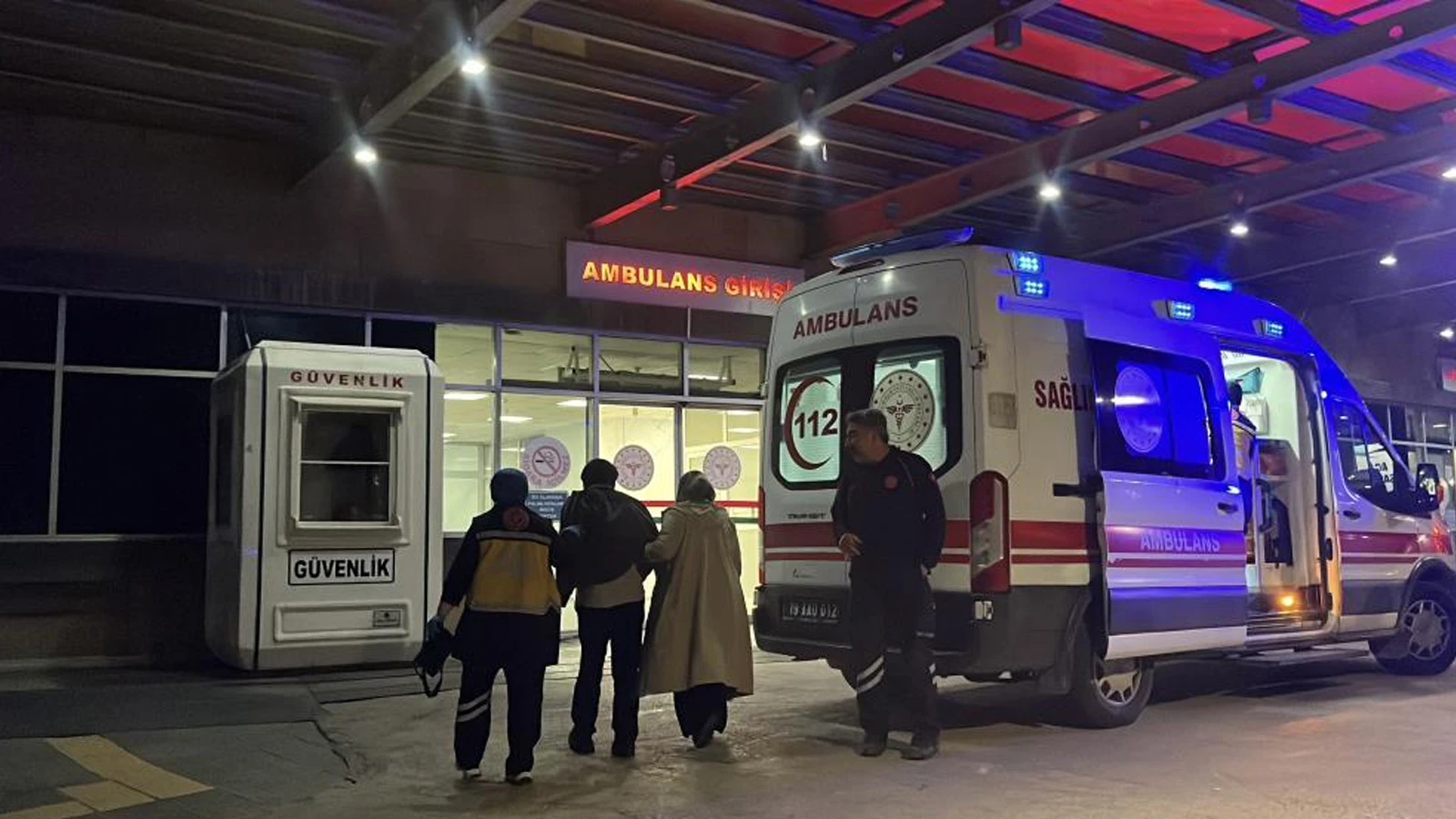Düğün salonunda gıda zehirlenmesi şüphesi: Eğlence hastanede bitti