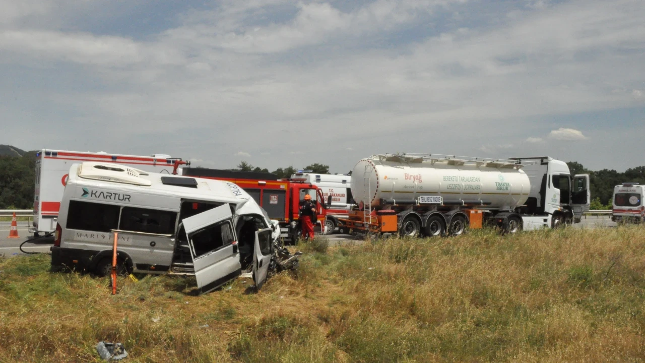Faciadan dönüldü: Yolcu minibüsü TIR'a çarptı