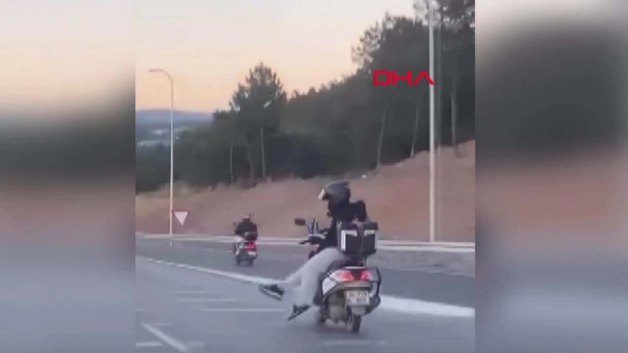 Ümraniye'de seyir halindeki motokuryenin tehlikeli yolculuğu kamerada