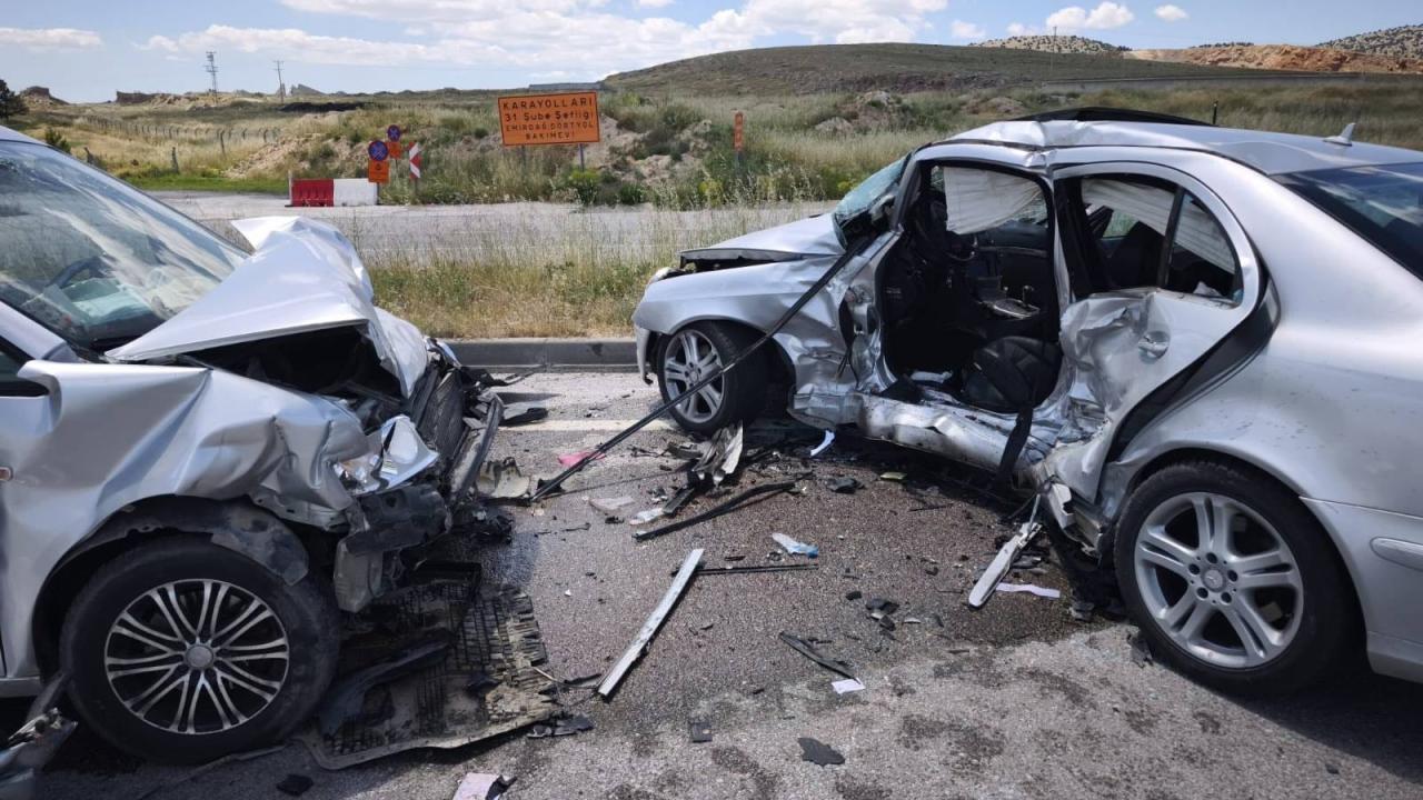 Afyonkarahisar'da otomobille hafif ticari araç çarpıştı: 1 ölü, 6 yaralı