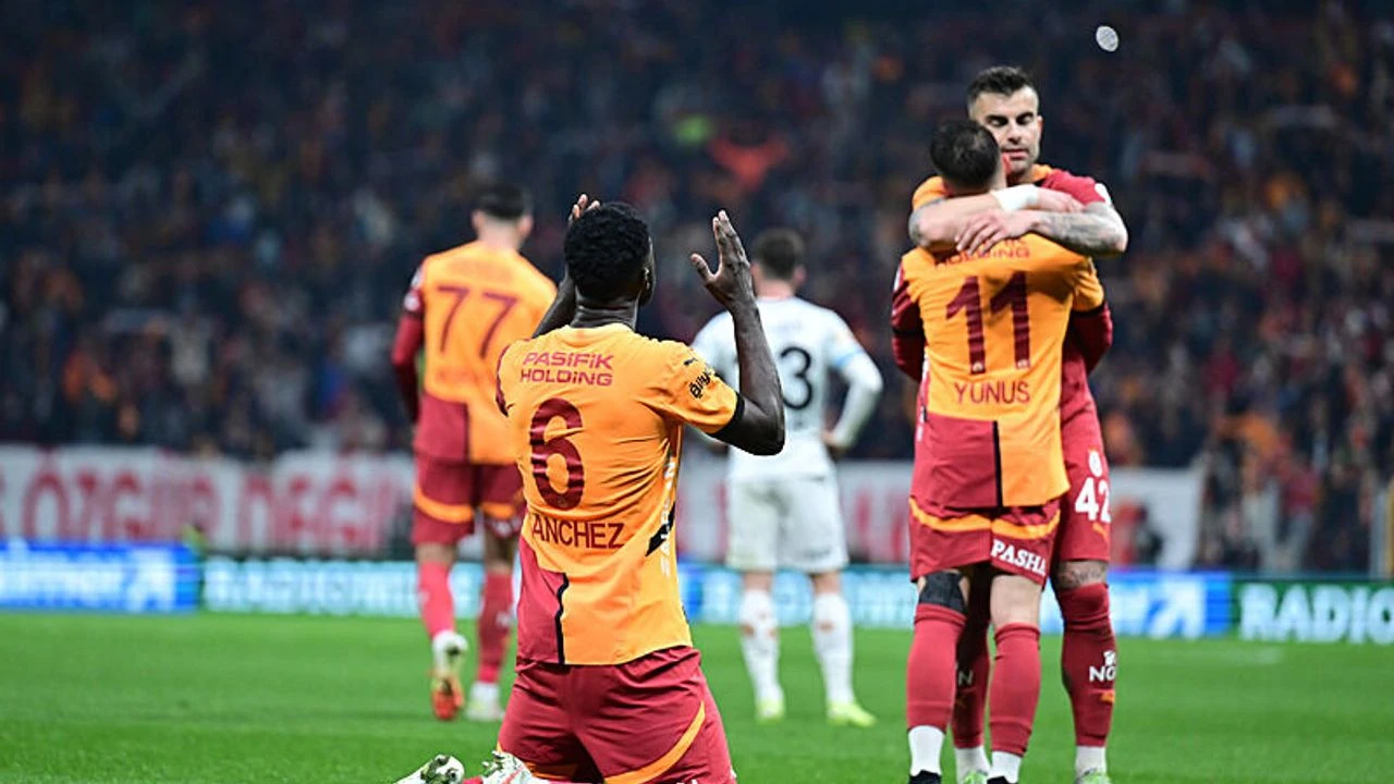 Galatasaray'da yıldız futbolcu satıldı mı? Kamp kadrosunda yok