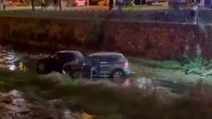 Bursa'da zincirleme kaza! 2 otomobil dereye uçtu: 6 yaralı