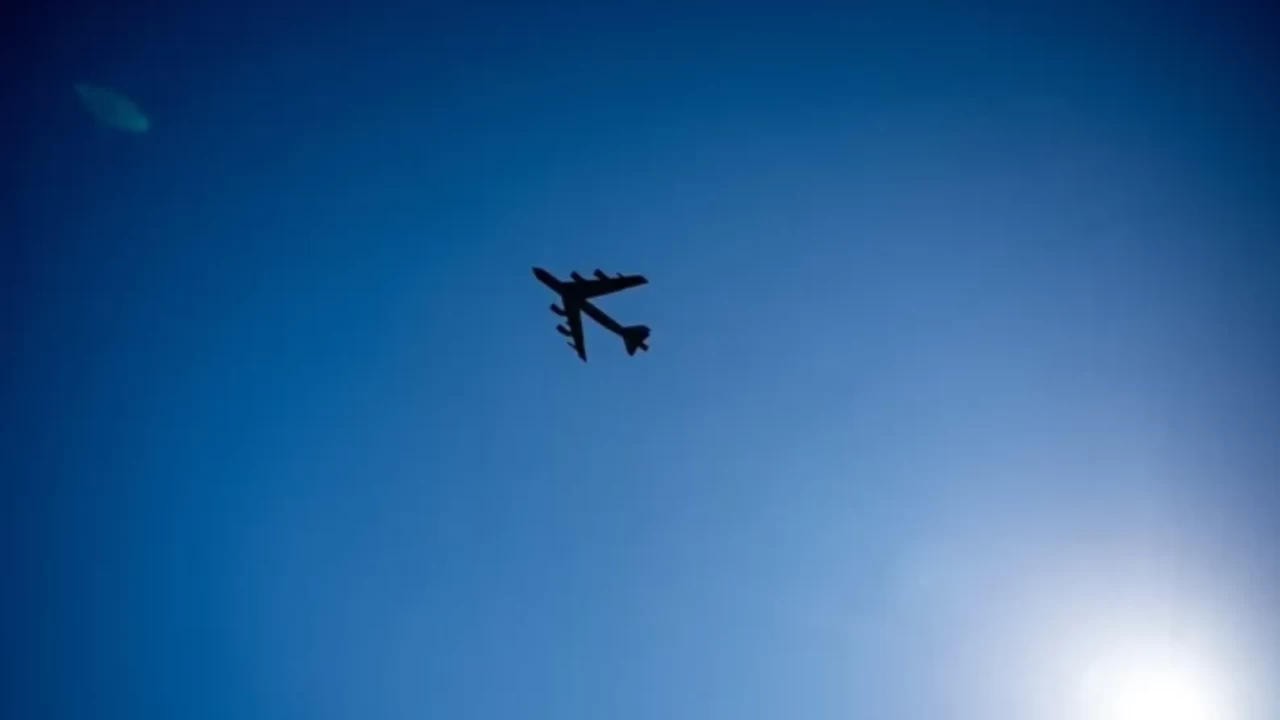 ABD'ye ait B-52 bombardıman uçağı California'da düştü