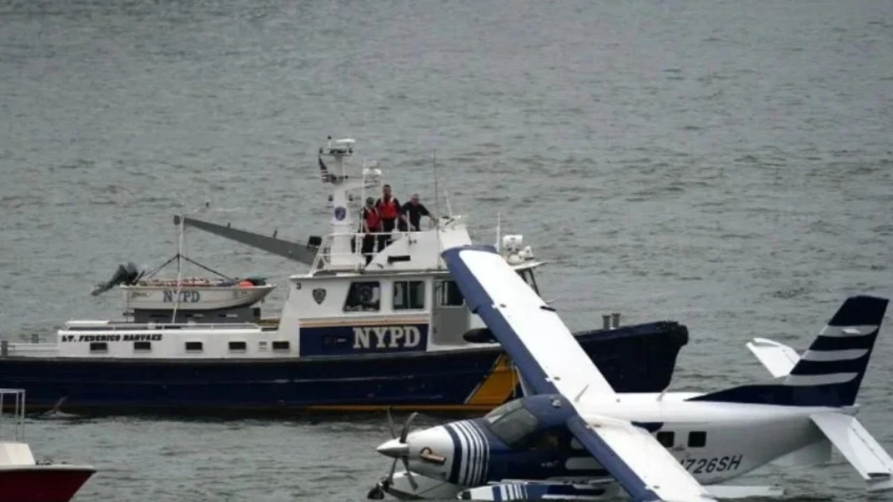 Deniz uçağı nehre sert iniş yaptı