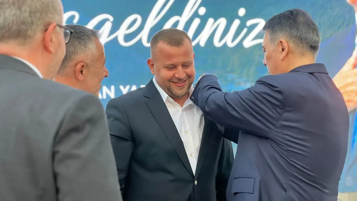 AK Parti'ye sürpriz katılım! CHP'li vekilin yeğeni rozet taktı