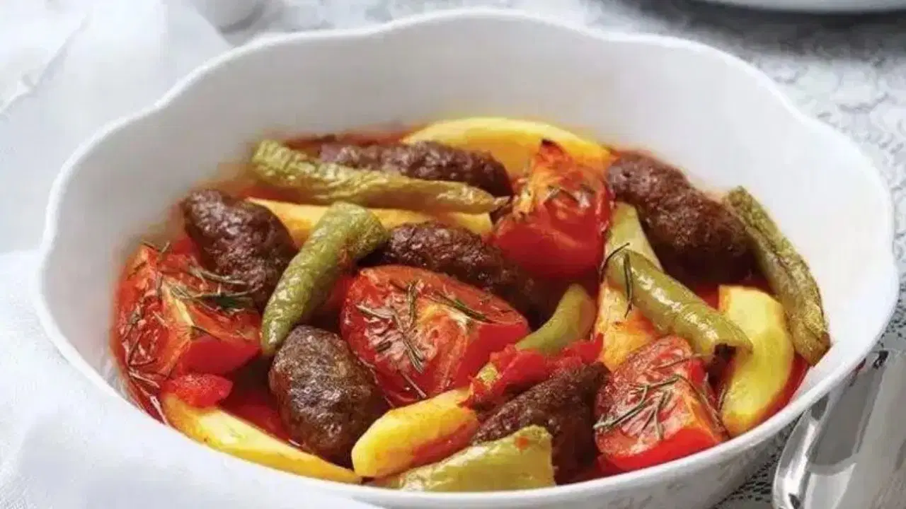 Anne mutfağının en bereketli klasiği: Fırında lokum gibi İzmir köfte tarifi...