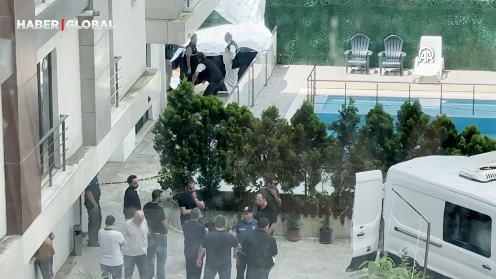 Bir süre önce boşanan çiftin cansız bedenleri Çekmeköy'deki sitelerinin bahçesinde bulundu