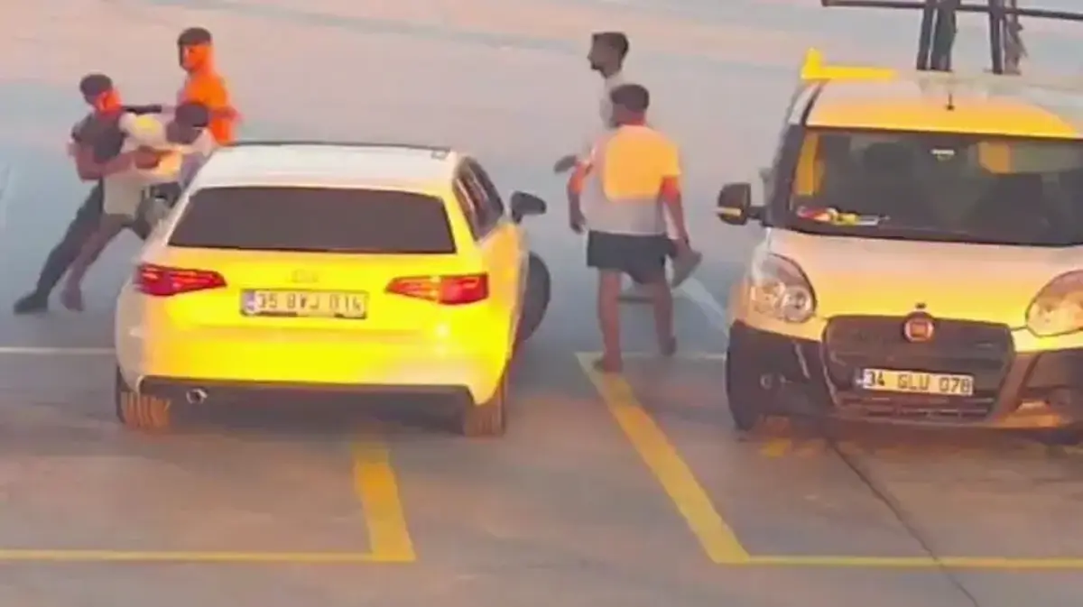 Yol verme tartışması kavgaya dönüştü: olay anı kamerada