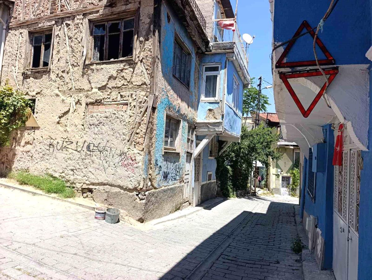 Günün fotoğrafı Afyonkarahisar'dan: Araçların çarptığı eve reflektörlü önlem