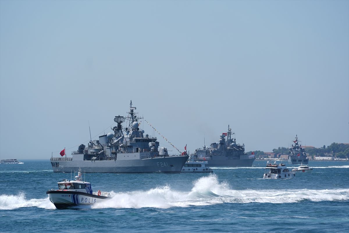 Deniz Kuvvetleri'ne bağlı 5 savaş gemisi Kabotaj Bayramı dolayısıyla İstanbul Boğazı'ndan geçiş yaptı