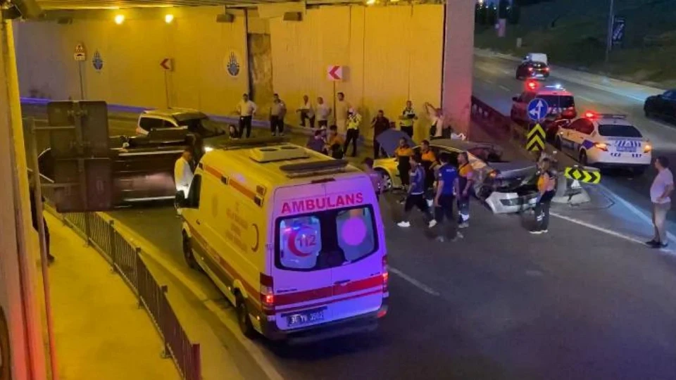 Bakırköy'de feci kaza! Hafif ticari araç takla attı, 5 yaralı