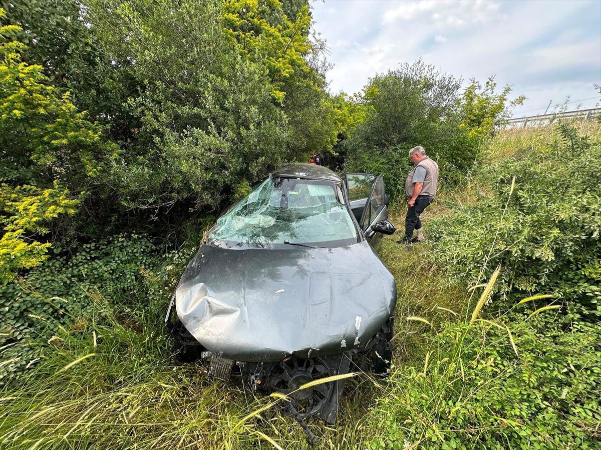 Ayvacık'ta şarampole devrilen otomobildeki 2 kişi yaralandı