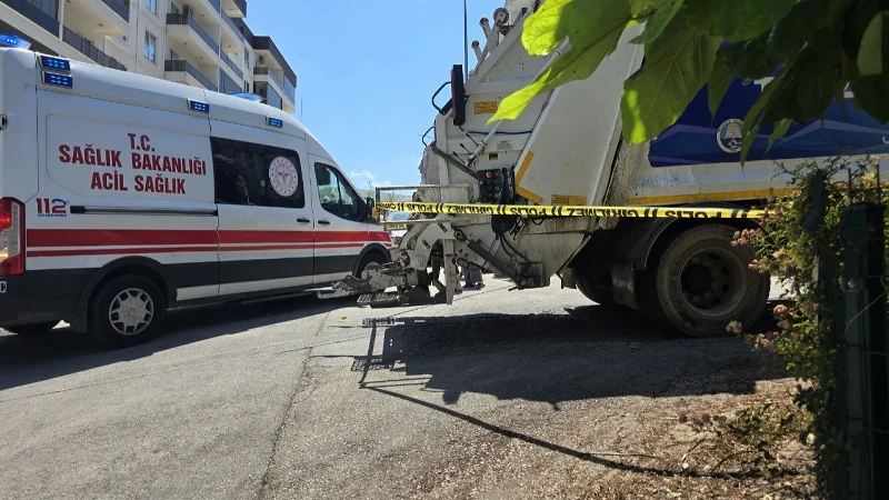 Çöp kamyonunun altında kaldı: Hayatını kaybetti