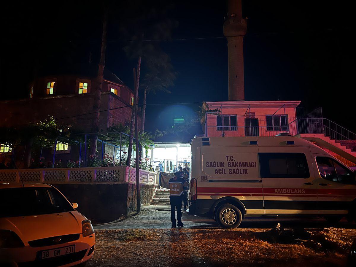 Camide tartıştığı 2 kişiyi bıçaklayarak öldürdü