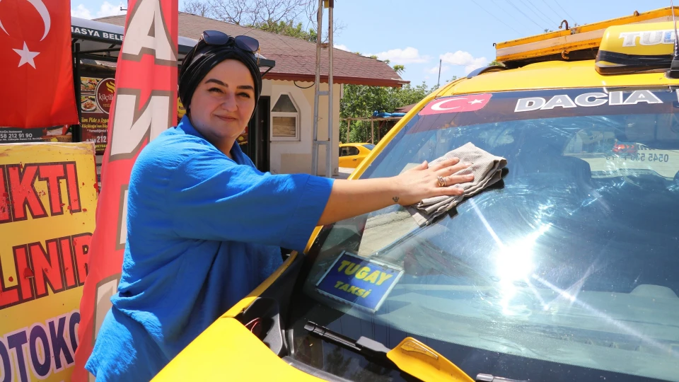 Amasya'da kadın taksici: Kayınpederinin bıraktığı taksiyi devralan gelin ilgi gördü